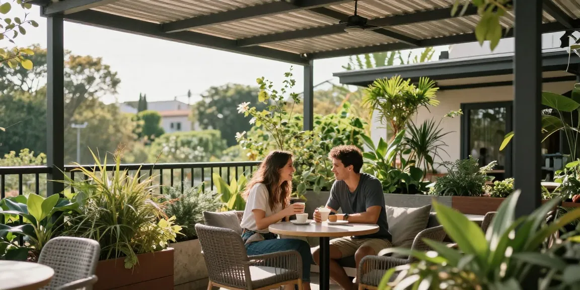 Gemütliche Terrasse mit freistehender Terrassenüberdachung und entspannten Paaren bei Kaffee.